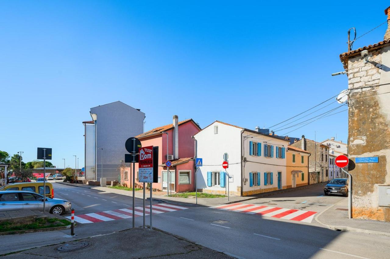 Center House With Apartments Umag Exteriör bild